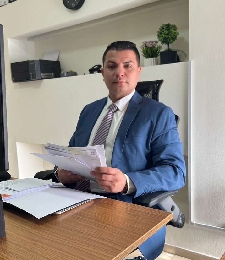 Daniel H. Garay revisando documentación en su escritorio
